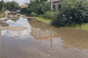 Вода з вулиці дійшла до будинків: у Дніпрі порвало водопровід Вода з вулиці дійшла до будинків: у Дніпрі порвало водопровід